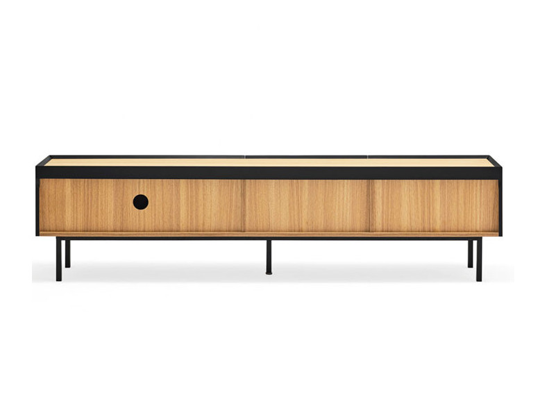 Mueble de TV de madera con patas metálicas