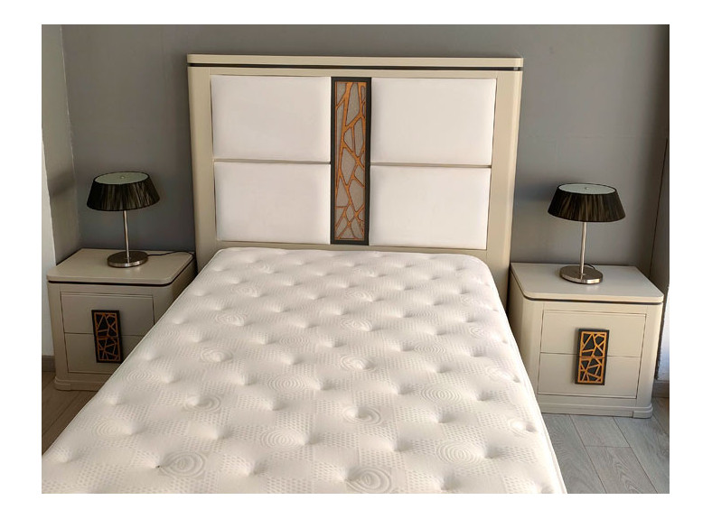 Dormitorio Exposición 6 con cabecero y 2 mesitas en liquidación en Muebles Valencia (Madrid)
