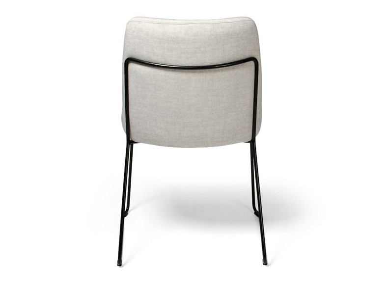 Silla tapizada con patas metálicas barata