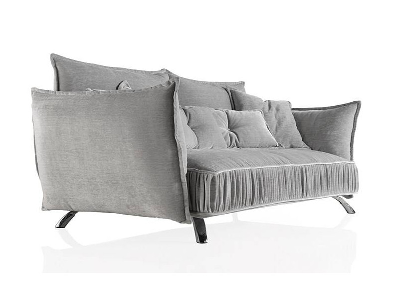Sofá de 3 plazas con patas cromadas altas en oferta