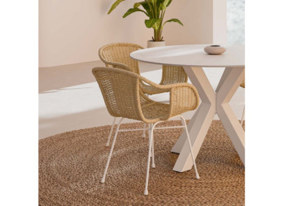 Silla de comedor de ratán con patas metálicas blancas en Valencia con entrega rápida