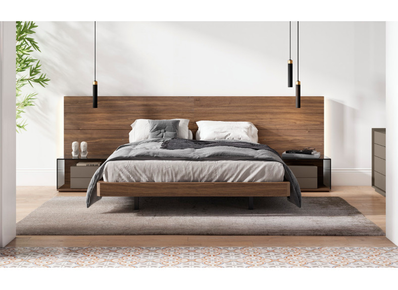 Dormitorio con mesitas de cristal en Valencia