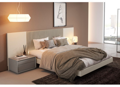 Dormitorio elegante con mesitas en Valencia