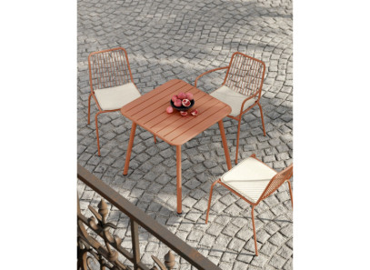 Mesa moderna metálica en color teja. Dos medidas disponibles en Intermobel, tu tienda de muebles en Valencia