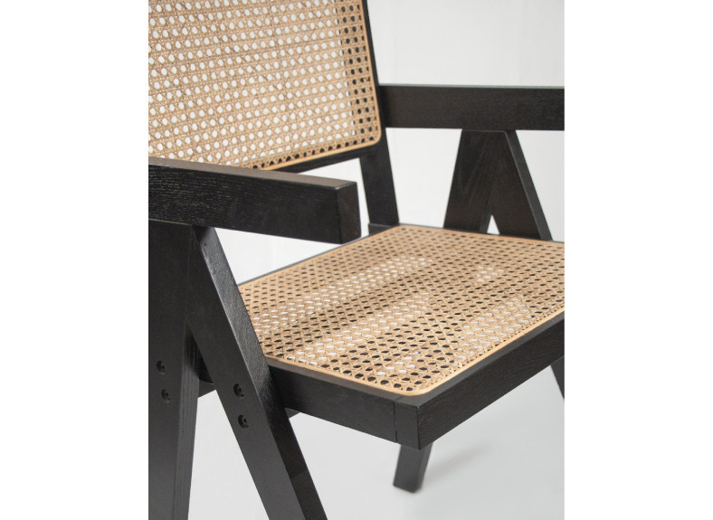 Silla estilo japonesa negra con ratán en Muebles Intermobel, Valencia