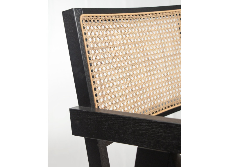 Silla estilo japonesa negra con ratán en Muebles Intermobel, Valencia