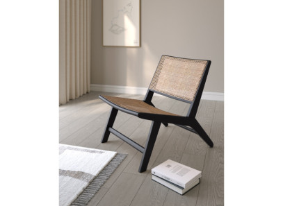 Butaca de madera y ratán negra en Muebles Intermobel, Valencia