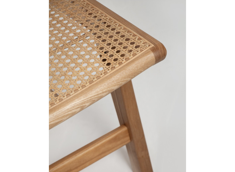 Butaca de madera y ratán negra en Muebles Intermobel, Valencia