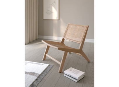 Butaca de madera y ratán negra en Muebles Intermobel, Valencia