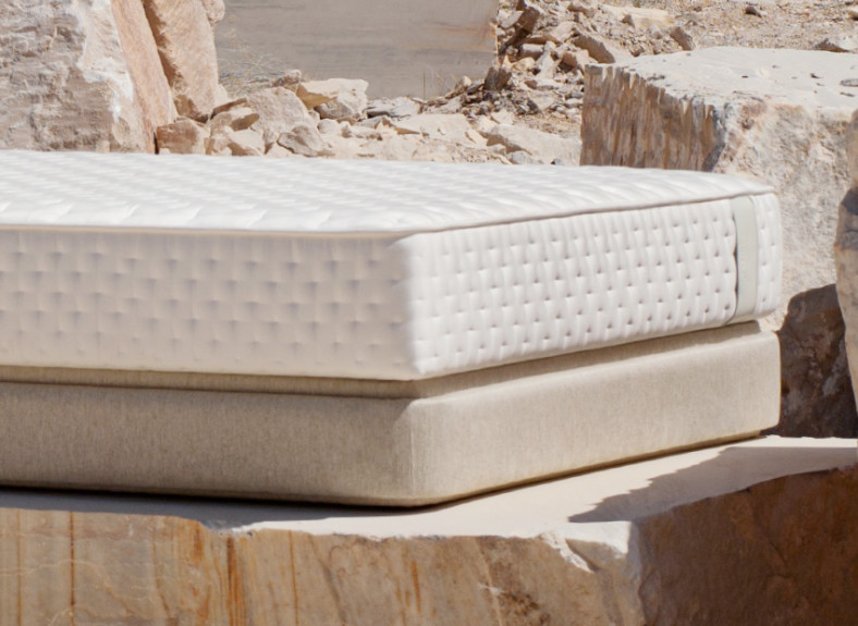 Base tapizada a suelo de diseño Atelier de Gomarco en Valencia