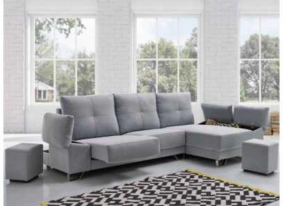 Sofá chaiselongue con arcones en los brazos y poufs